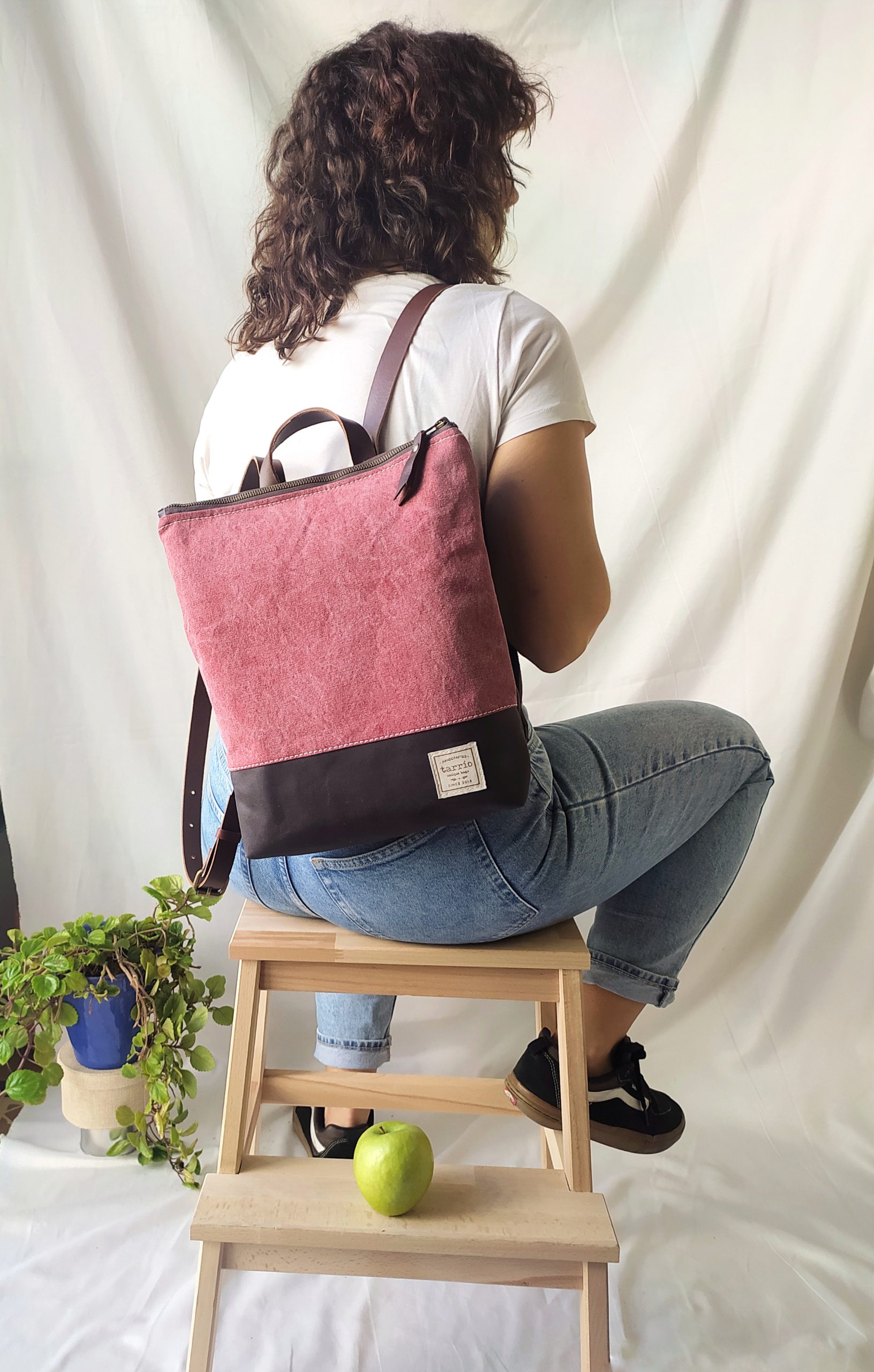 Descubre la nueva colección de bolsos y mochilas hechas con algodón, tapicerías y cuero. Vuelve a lo básico
